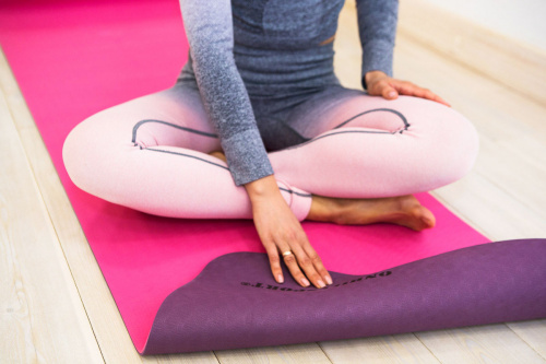 Коврик для йоги и фитнеса TPE 183*61*0.6 см, 2-слойный, OHS, фиолетово-розовый фото 12